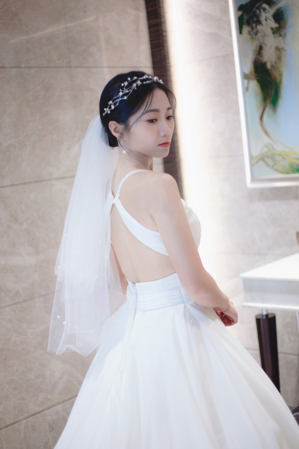 台北新秘|韓系精緻妝容乾淨簡約黑髮又短髮新娘造型 涵 韓系簡約風格白紗造型,黑髮編髮新娘髮型,台北六福萬怡婚宴,短髮新娘盤髮,獨家珍珠手作新娘頭飾,韓系自然精緻妝感,韓系緞面款白紗禮服,韓系空氣瀏海
