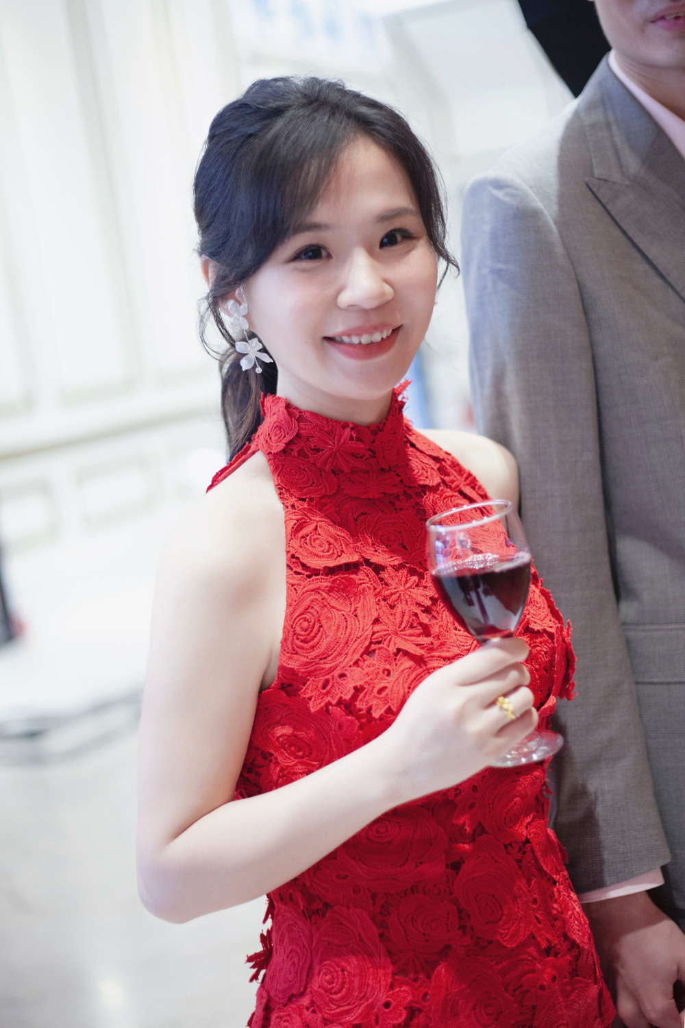 氣質典雅中式風格,敬酒造型,黑髮馬尾造型,短髮銜接假髮新娘造型,蓬鬆編髮線條新秘,自然精緻輕透妝容,低馬尾搭配水晶花頭飾,新款手作花耳環