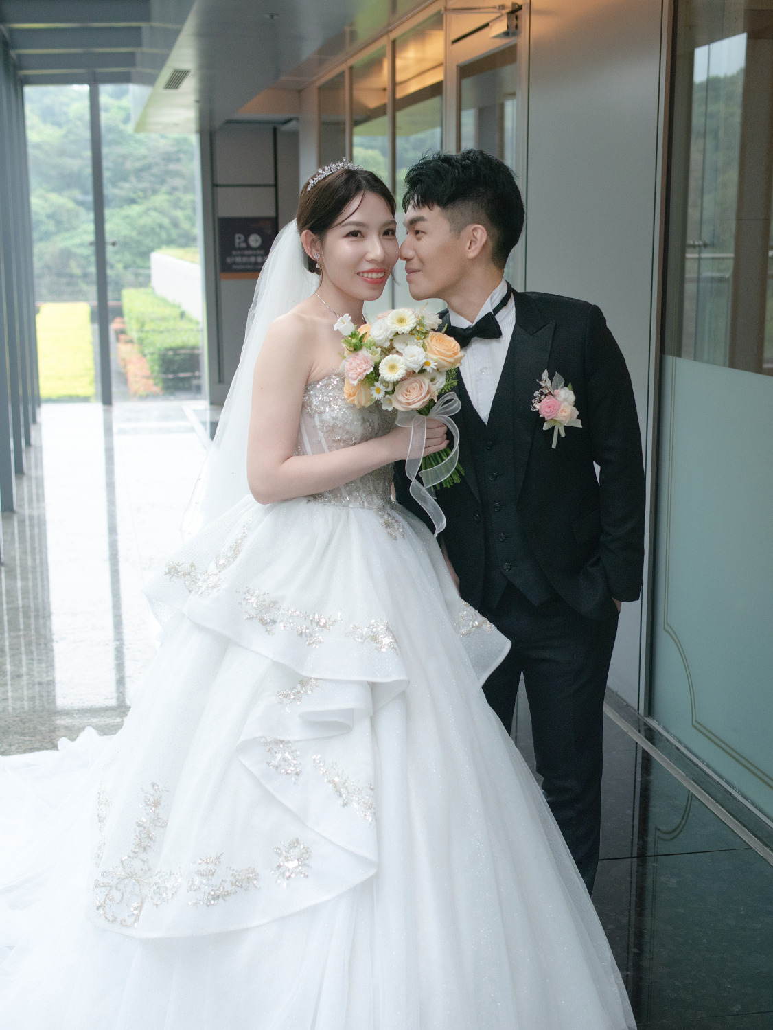 低盤髮造型,韓風新娘造型,台北新娘秘書,水光感底妝,新秘推薦,韓系空氣瀏海,白紗造型