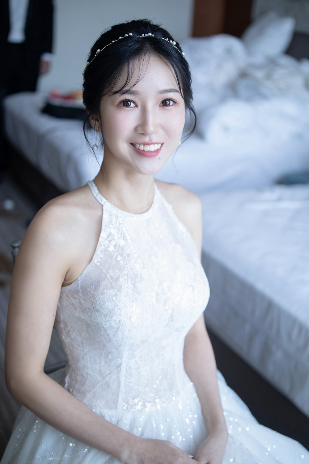 台北新娘秘書,韓系精緻妝感,黑髮新娘髮型家宴造型,白紗新娘造型,減齡丸子頭髮型,韓風白紗造型,六福萬怡婚宴
