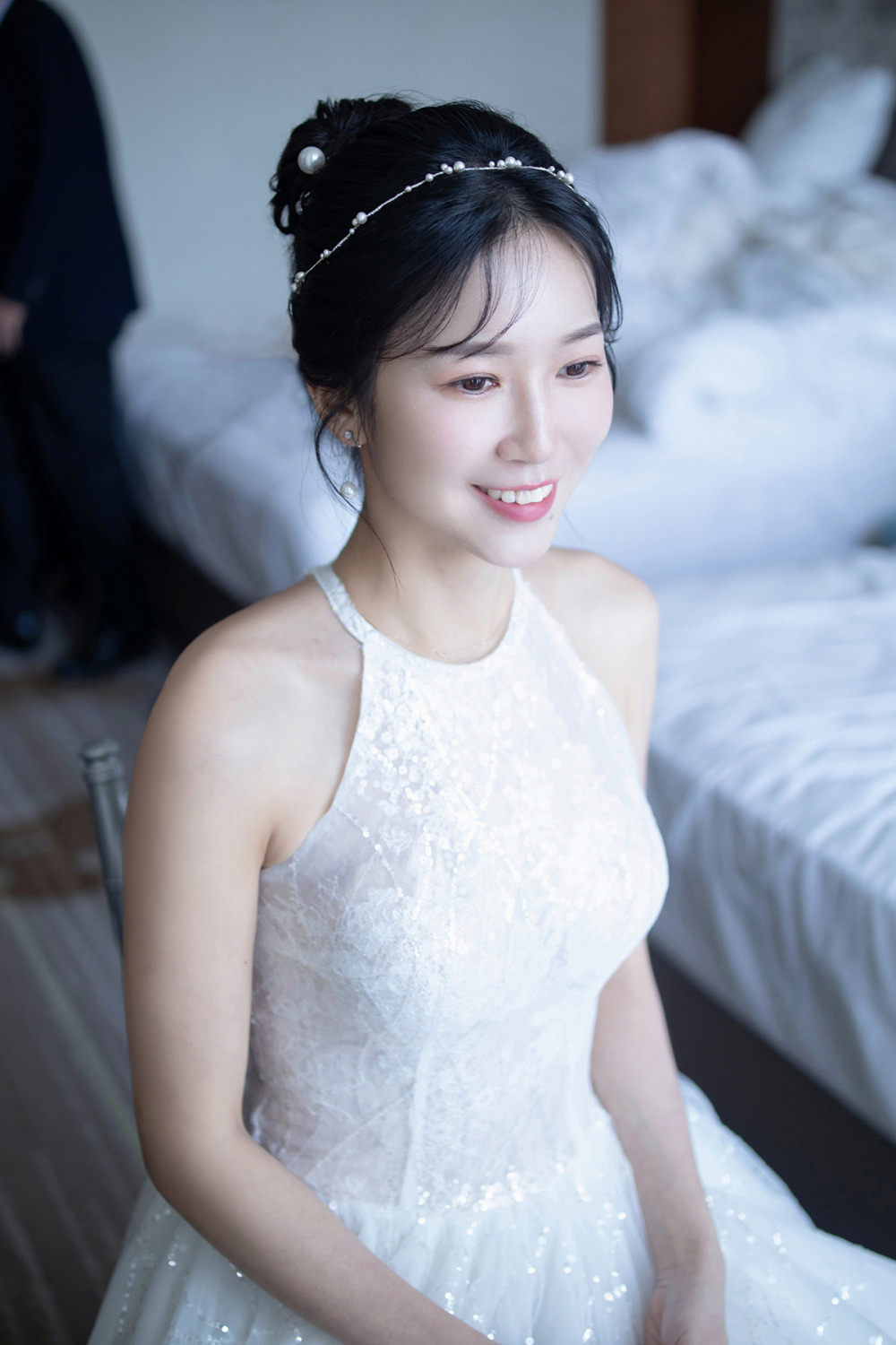 台北新娘秘書,自然韓系精緻妝感,黑髮新娘髮型家宴造型,白紗新娘造型,減齡丸子頭髮型,愛瑞思手工婚紗
