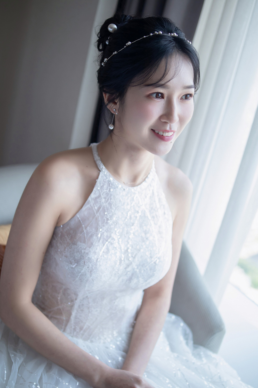 台北新娘秘書,韓系精緻妝感,黑髮新娘髮型,家宴造型,白紗新娘造型,減齡丸子頭髮型,六福萬怡婚宴,韓系空氣瀏海,珍珠新娘飾品