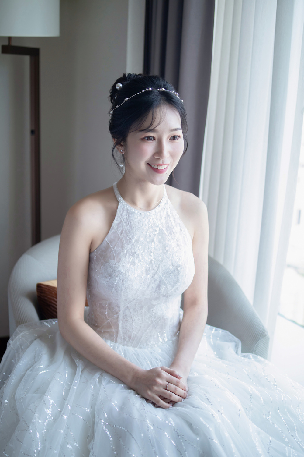台北新娘秘書,韓系精緻妝感,黑髮新娘髮型家宴造型,白紗新娘造型,減齡丸子頭髮型,愛瑞思手工婚紗