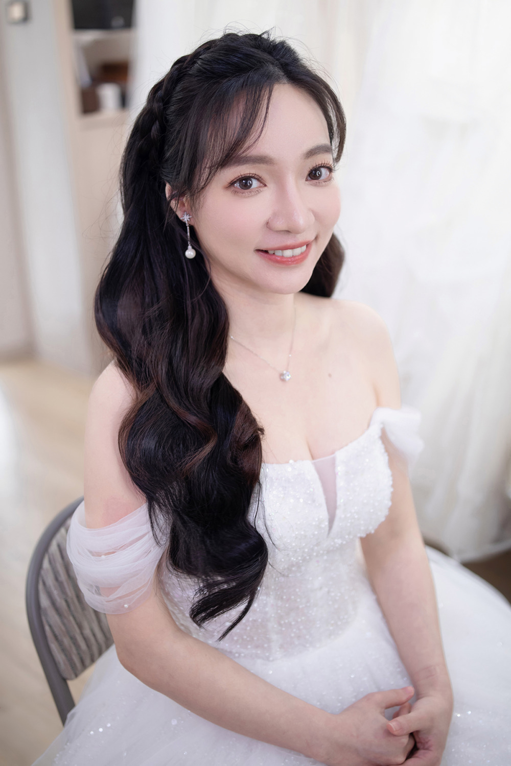 自然輕透韓系妝感,黑髮新娘型,台北新秘,白紗浪漫甜美風格,新娘整體造型,精緻眼妝,韓系空氣瀏海,韓風大捲髮