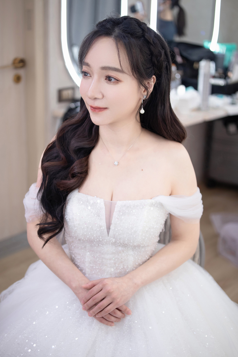 韓系自然輕透妝感,黑髮新娘造型,台北新秘,細緻有神眼妝,新娘造型,編髮新秘造型,韓系空氣瀏海,珍珠飾品點綴