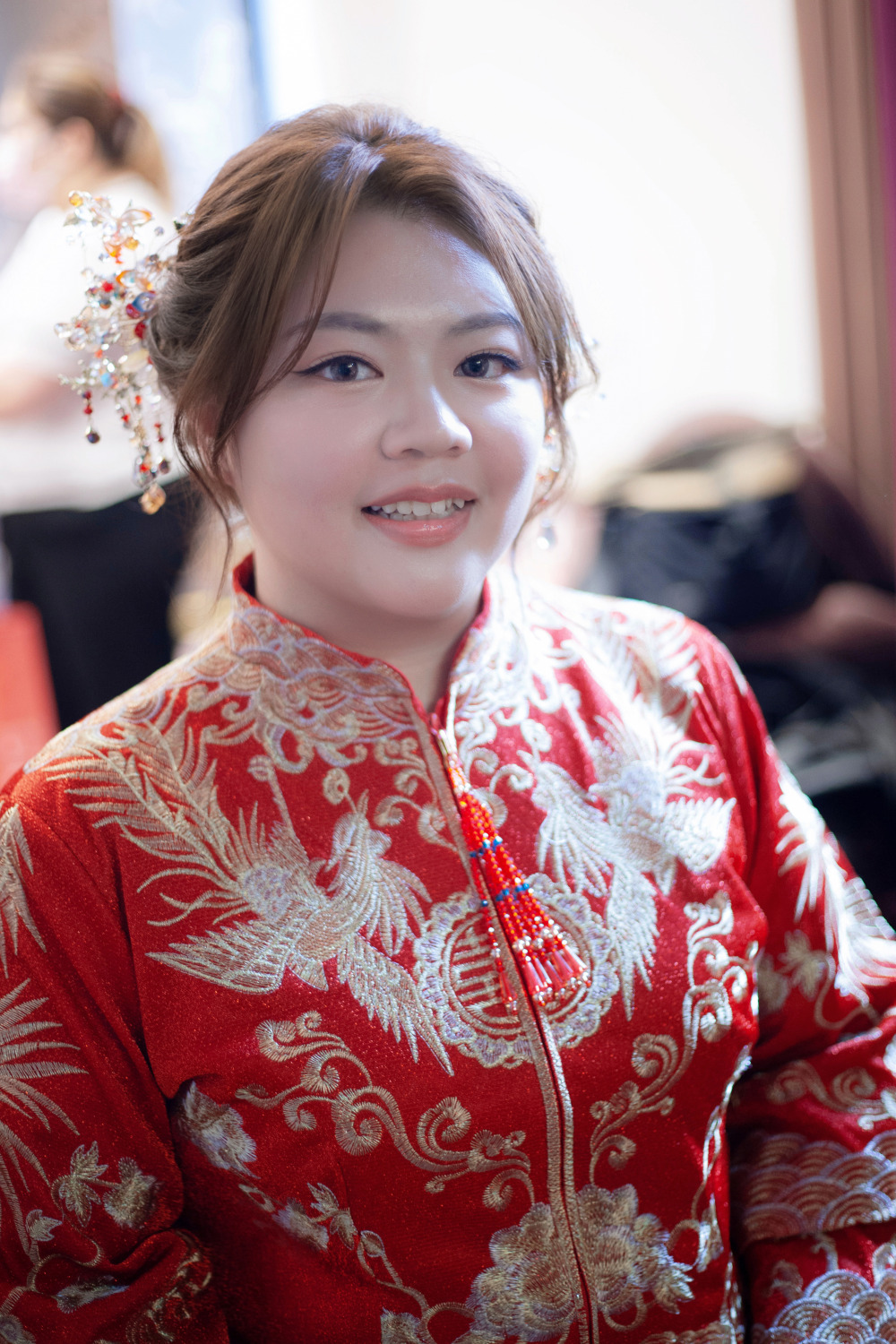 中式新娘造型,龍鳳褂飾品搭配,修飾臉型瀏海設計,蓬鬆編髮新秘,自然輕透妝感,編髮線條新娘髮設計