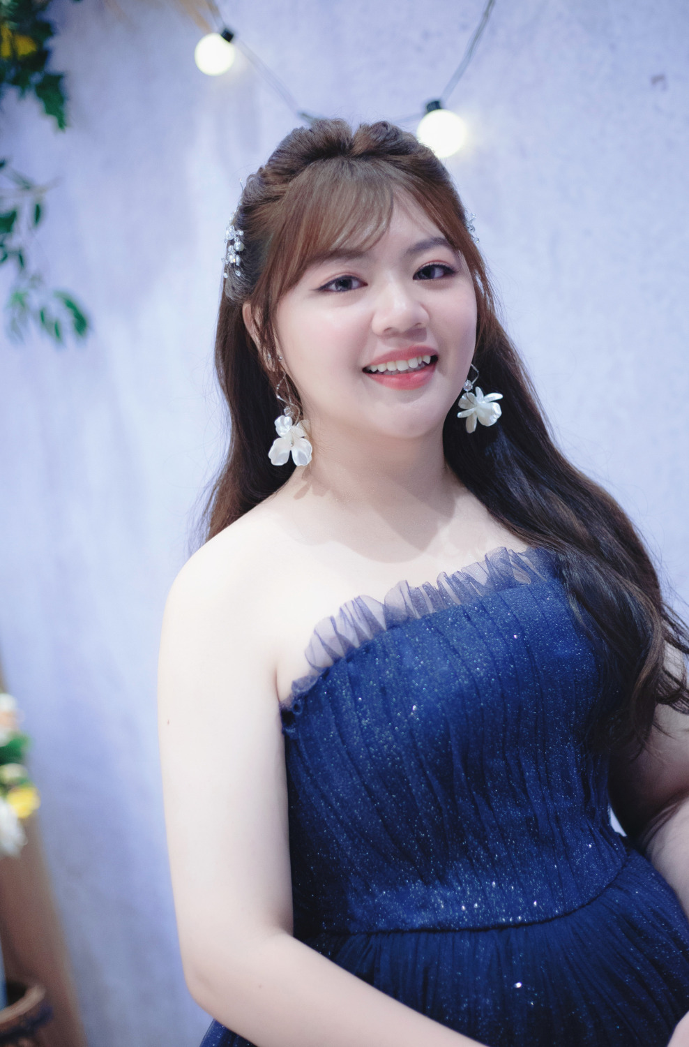 送客放髮造型讓新娘有滿滿安全感,甜美公主風公主頭,蓬鬆編髮設計,精緻自然輕透妝感,浪漫大捲度放髮造型,造型花耳環新娘飾品新郎精心為新娘挑選