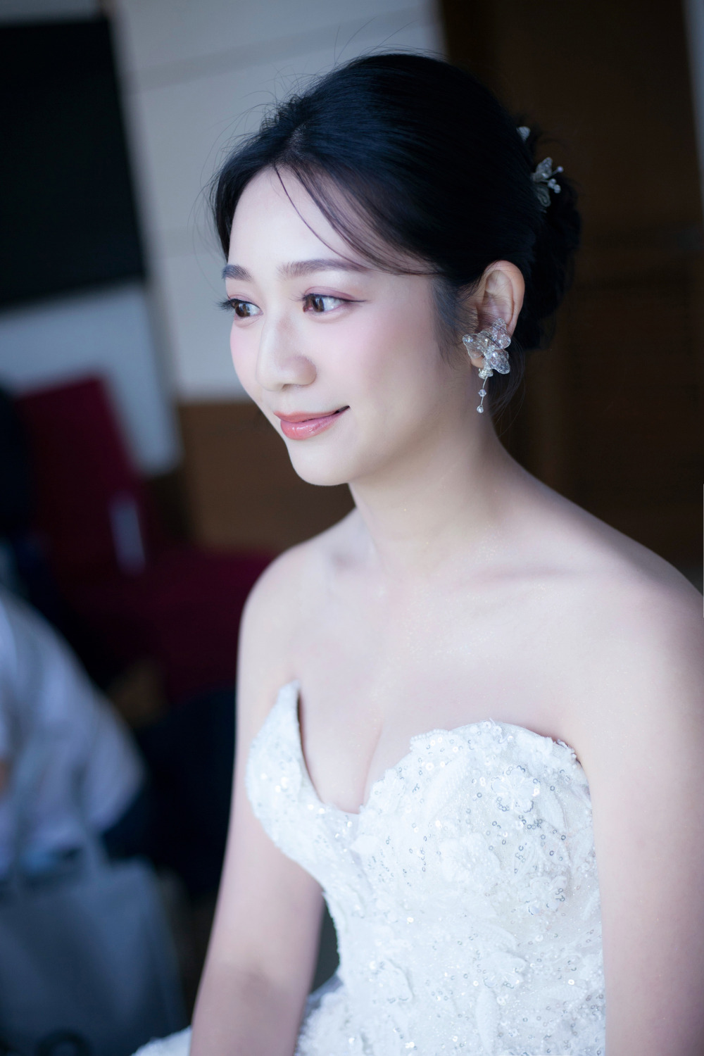 白紗新娘造型,黑髮低盤髮髮型,韓系自然妝感,黑眼圈遮瑕,手工水晶花新娘飾品