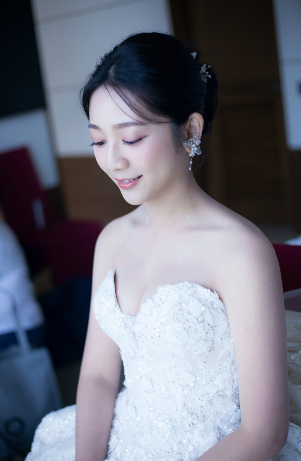 台北新秘|自然完美精緻新娘妝容微編髮黑髮新娘造型 怡 新娘造型,黑髮新娘髮型,漂亮姐姐韓系清透自然妝感,氣質韓系空氣瀏海,水晶花花耳環