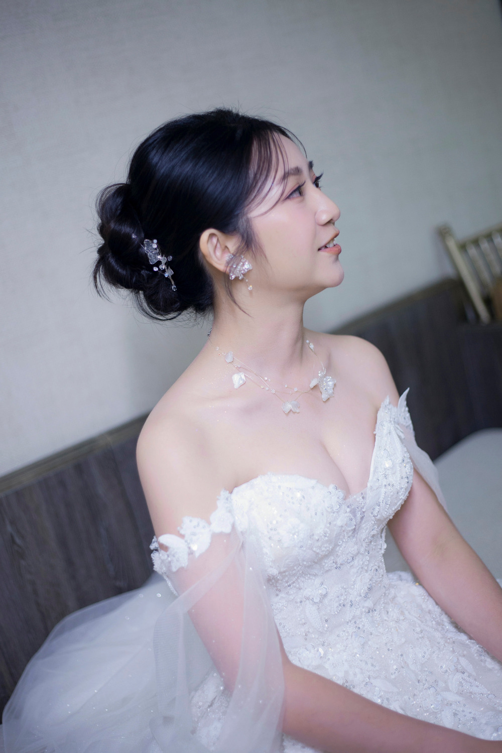 進場白紗造型不戴頭紗也很可以,黑髮新娘盤髮造型,韓系甜美自然妝感,編髮新秘,水晶花飾品整體搭配