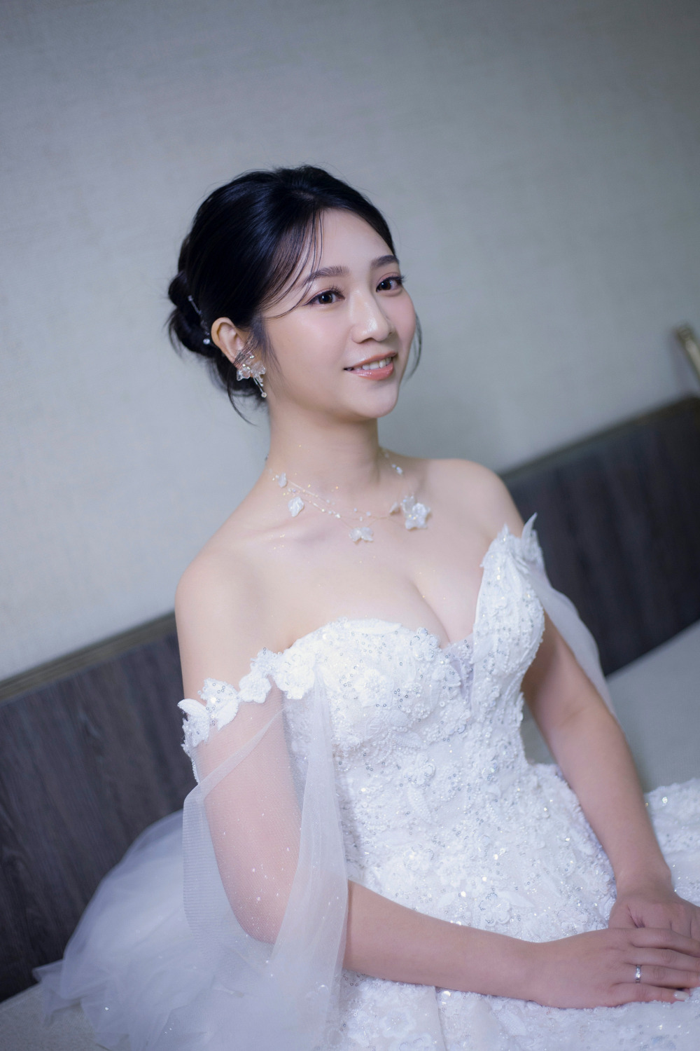 進場白紗造型不戴頭紗也很可以,黑髮新娘盤髮造型,韓系甜美自然妝感,編髮新秘,水晶花飾品整體搭配,新娘造型