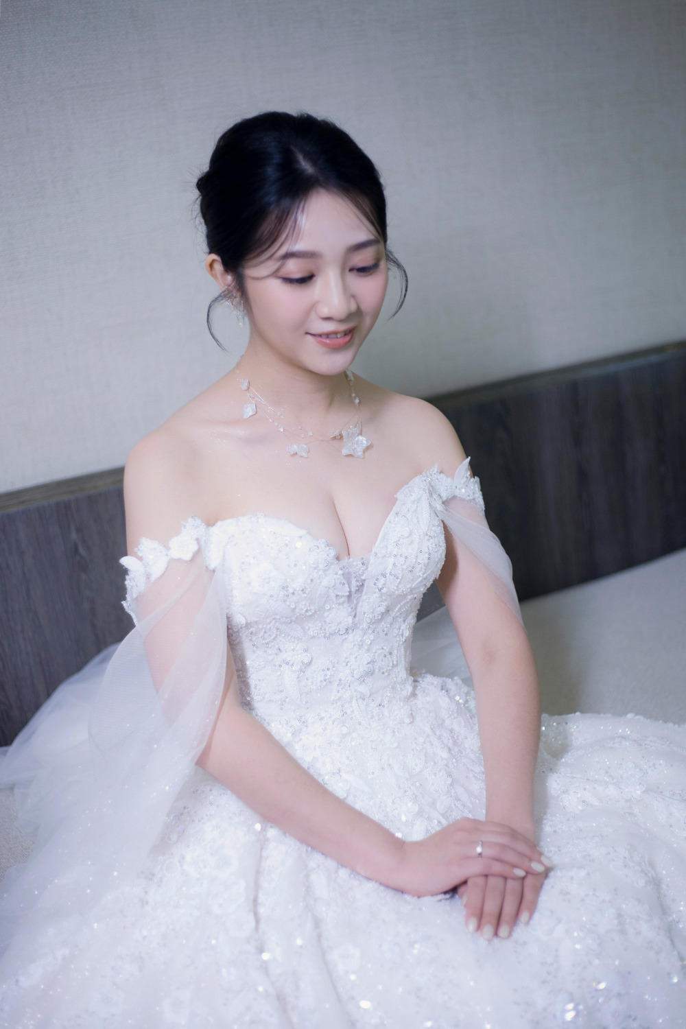 進場白紗造型,黑髮盤髮新娘造型,韓系甜美自然妝感,蓬鬆編髮新秘,充滿仙氣甜美浪漫造型
