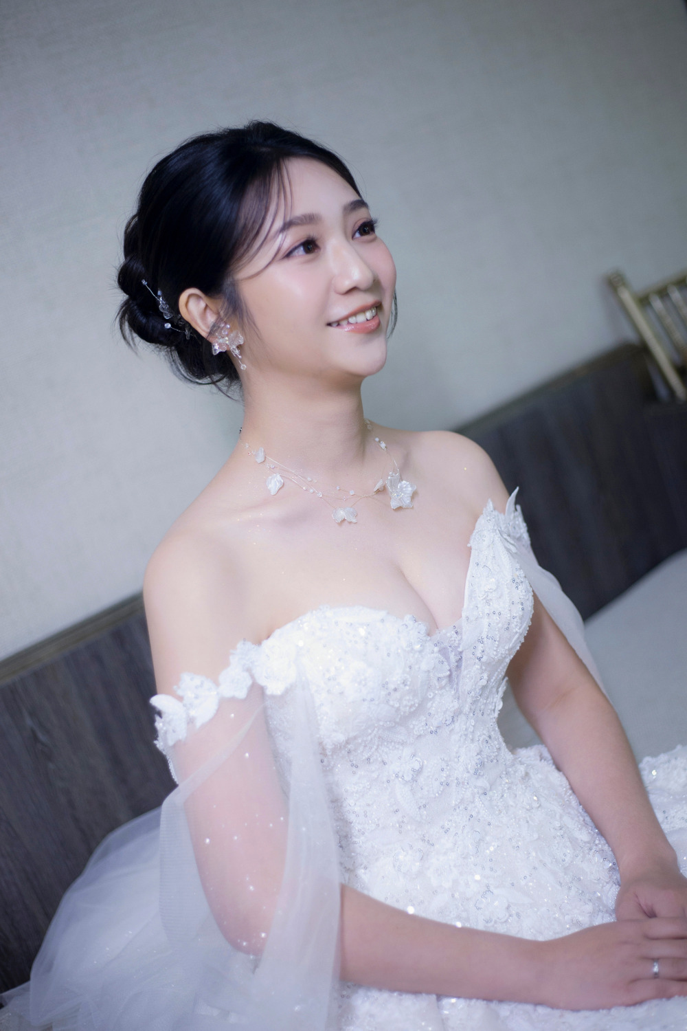 進場白紗造型,黑髮新娘髮型,韓系甜美自然妝感,蓬鬆編髮新秘,充滿仙氣甜美浪漫造型