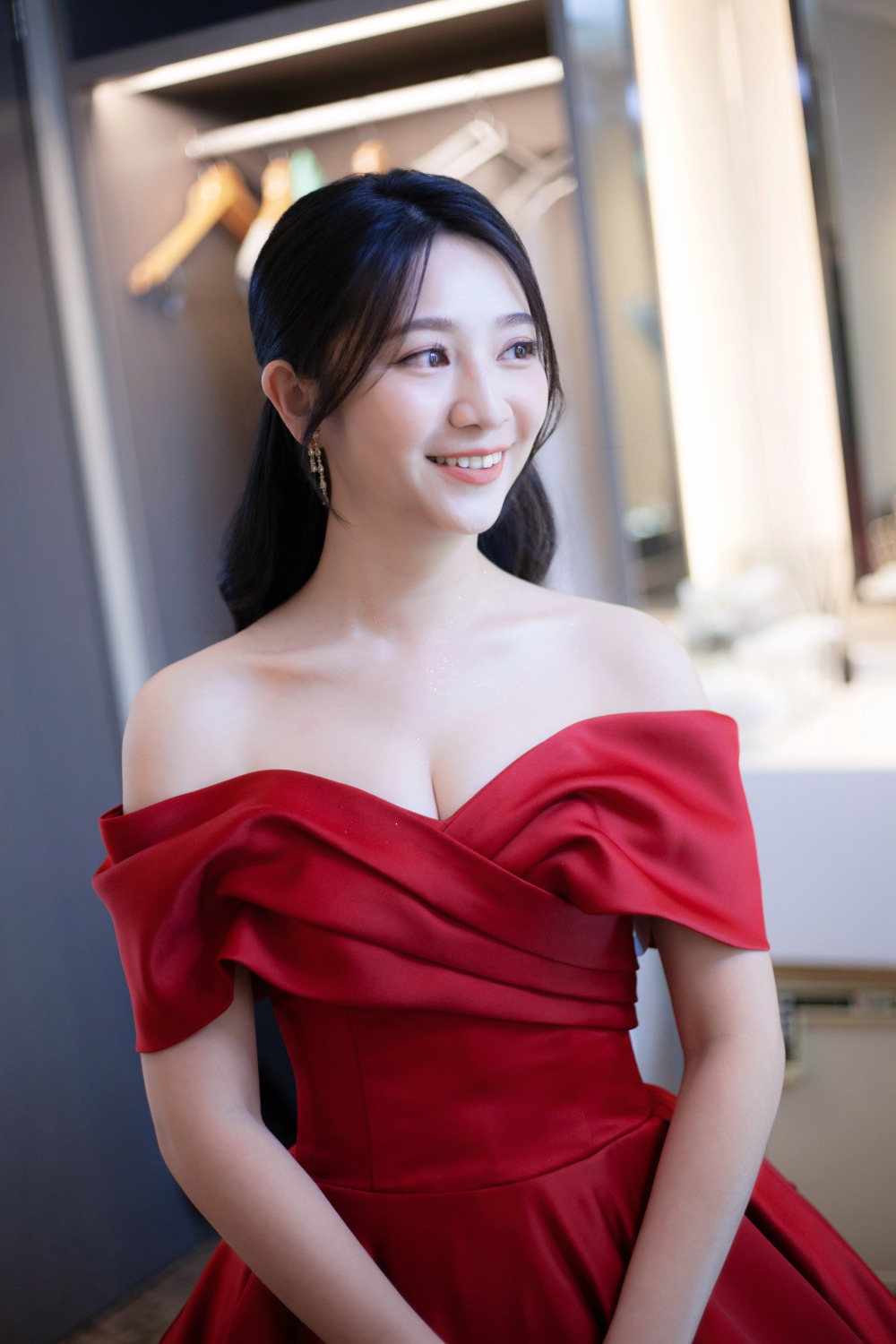 台北新秘|自然完美精緻新娘妝容微編髮黑髮新娘造型 怡 黑髮新娘造型,氣質典雅公主頭紅色禮服整體造型搭配,蓬鬆編髮線條,韓系自然輕透妝感,晶華婚宴