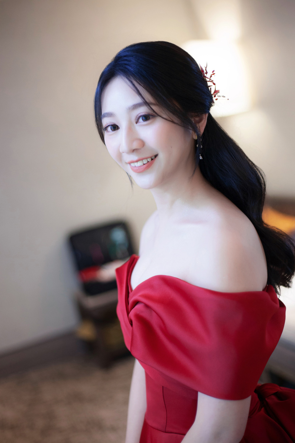 黑髮新娘造型,氣質典雅公主頭,水晶花新娘飾品,紅色禮服整體造型搭配,蓬鬆編髮線條,韓系自然輕透妝感