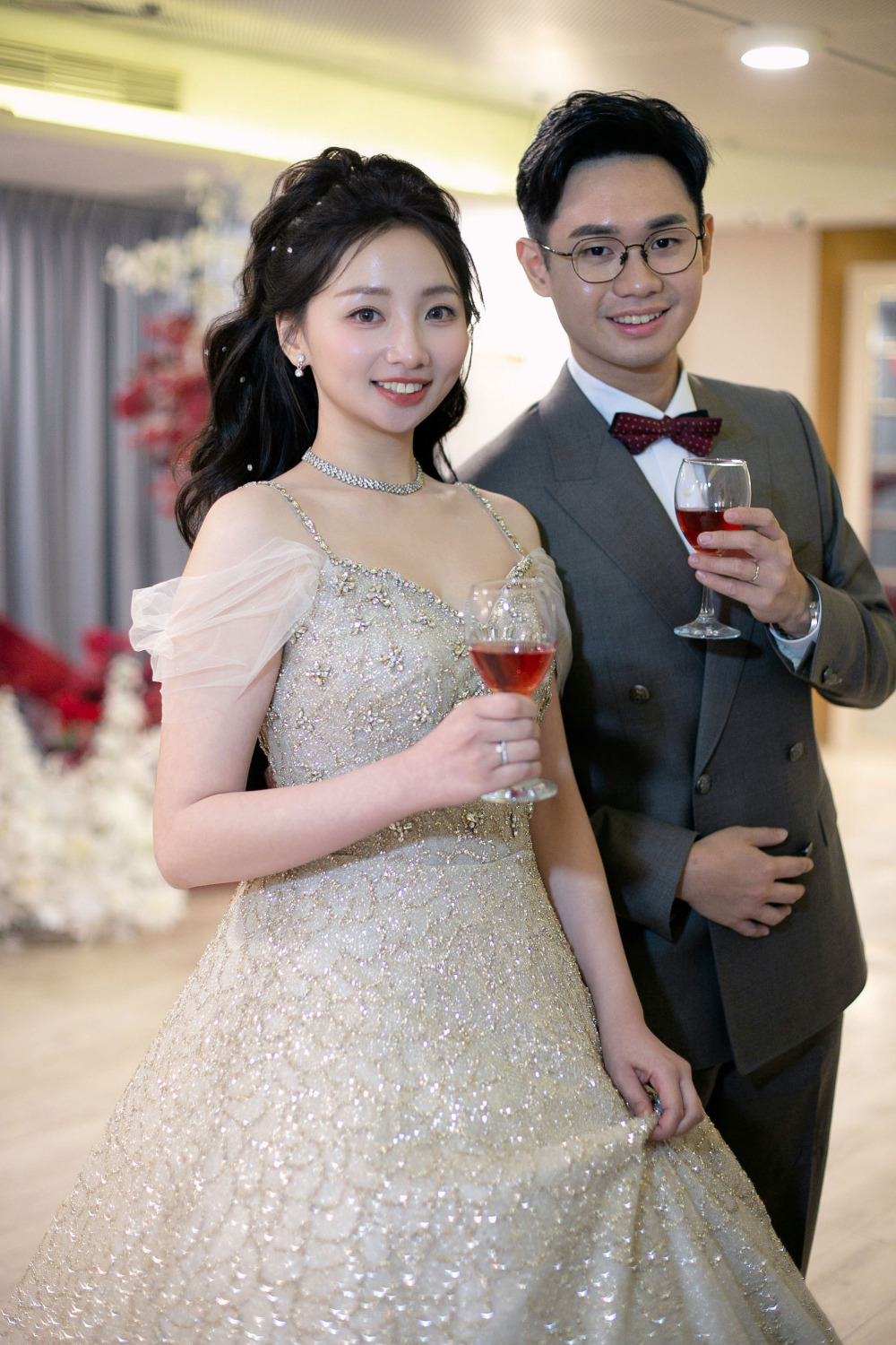新郎新娘敬酒二進進場敲敲杯等待中,高公主頭新娘造型,韓系新郎雙排釦西服,圓臉幼態新娘妝