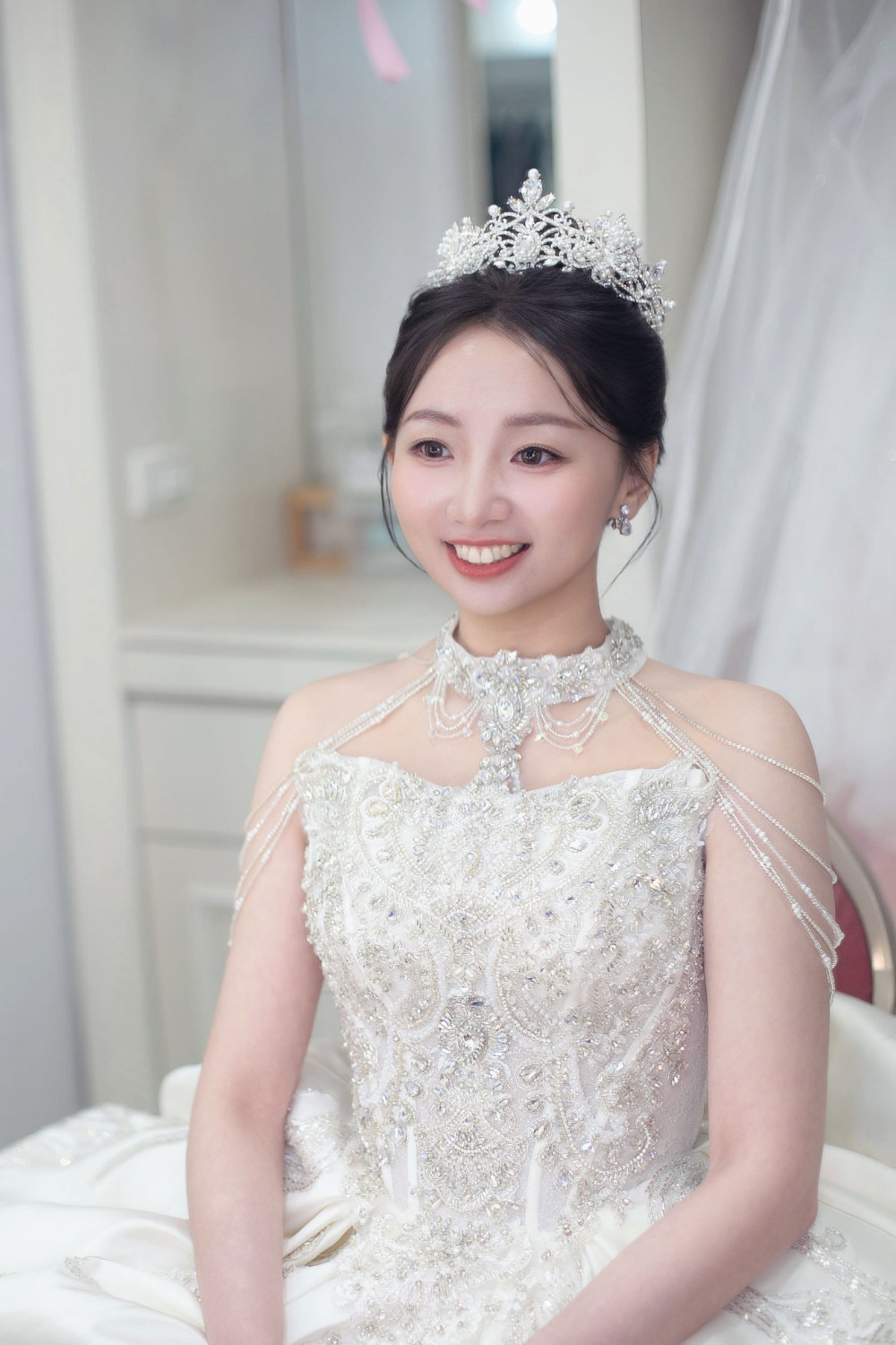 華麗宮廷緞面白紗搭配皇冠造型,韓風新娘妝髮,台北韓系千金高級感新秘推薦ariesy