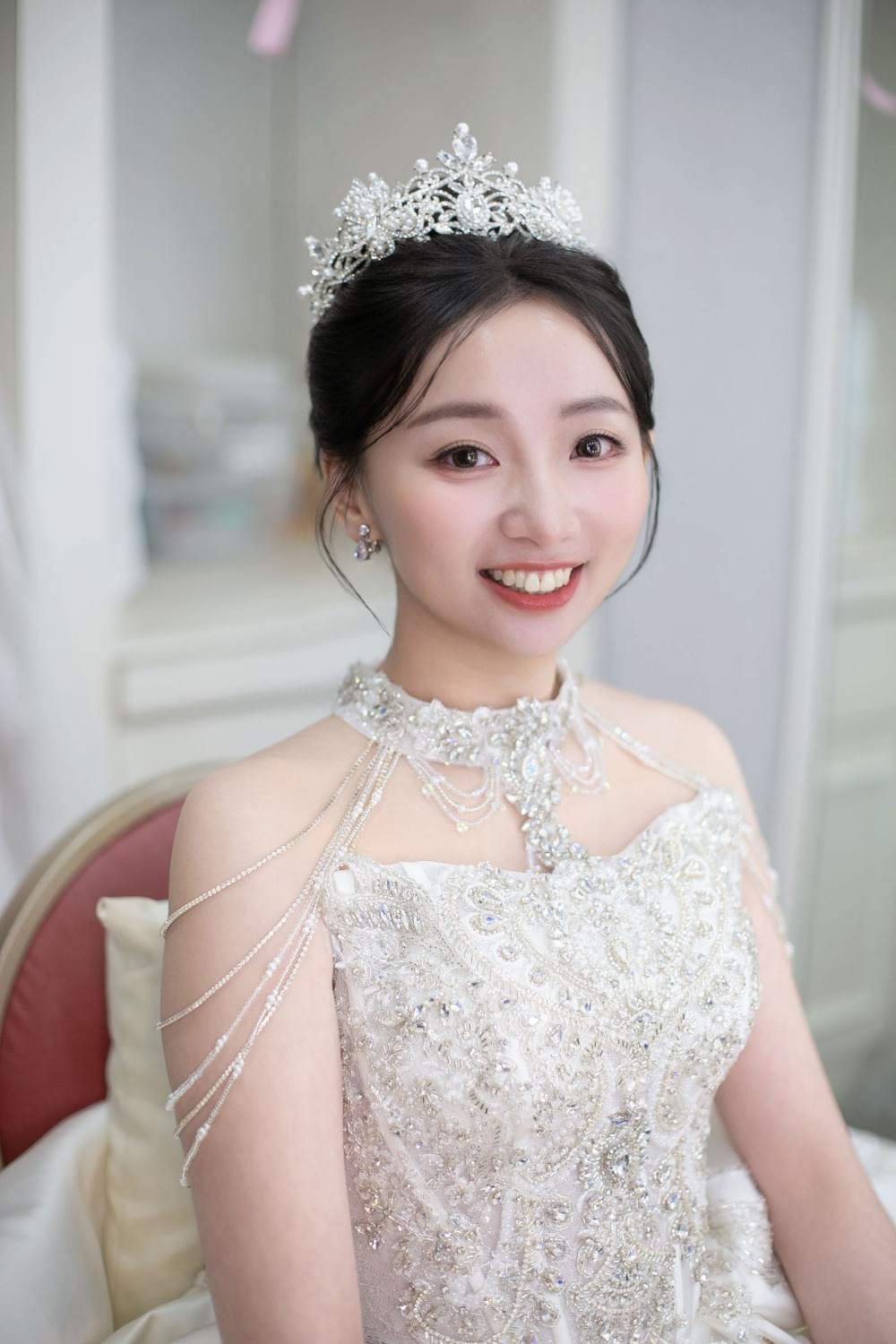 緞面白紗新娘進場造型,高級精緻新娘進場盤髮,黑髮細軟髮髮量少高級盤髮