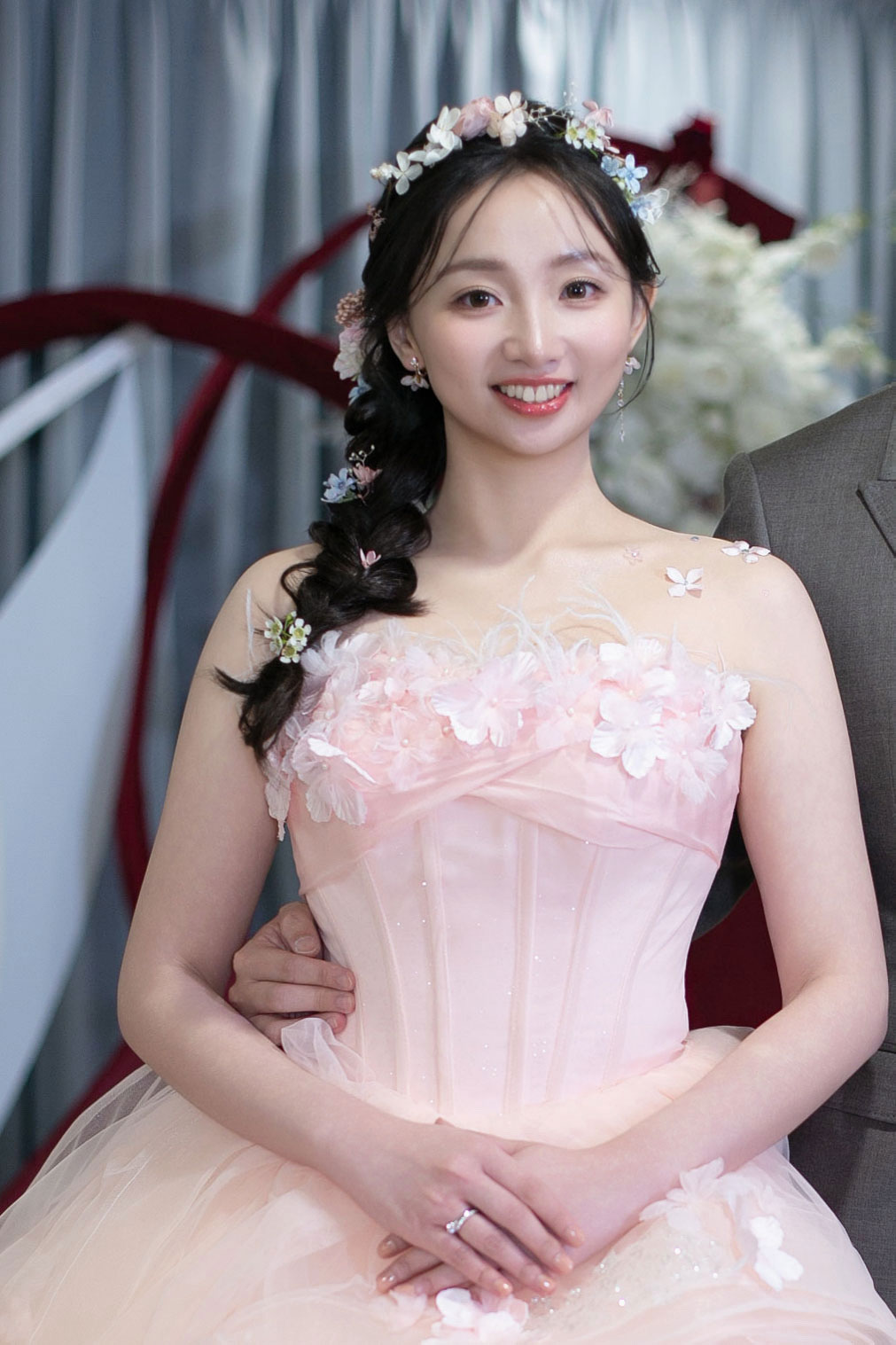 送客結束新娘妝髮仍然超級完美的新秘,花圈新娘髮型,鮮花新秘ariesy,側編髮新娘髮型