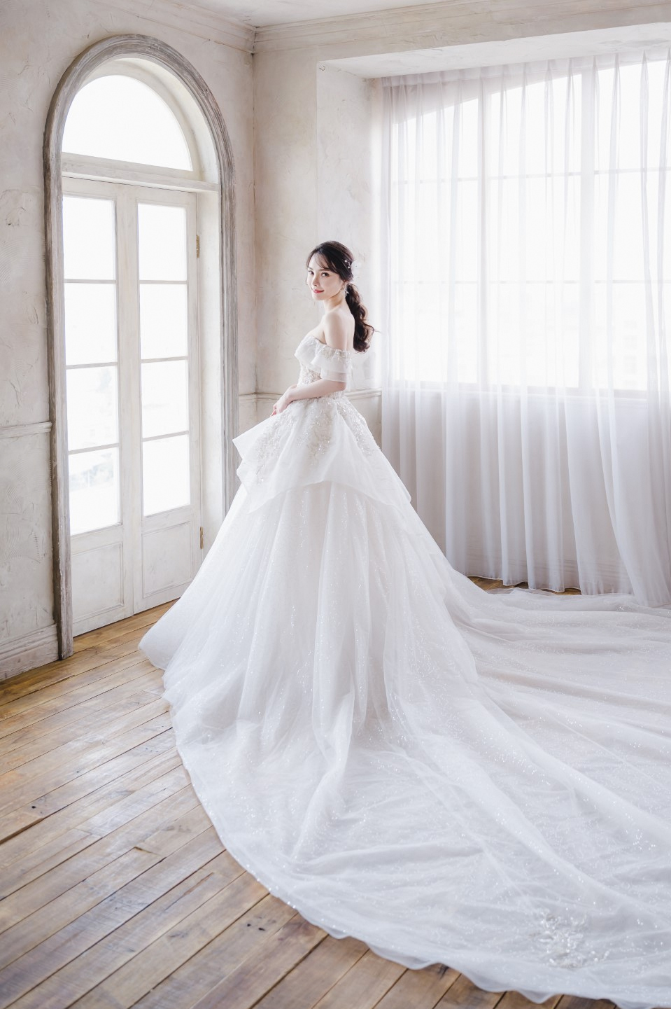 台北婚紗禮服工作室,ariesy愛瑞思婚紗,顯瘦白紗,超長裙襬宴客白紗推薦