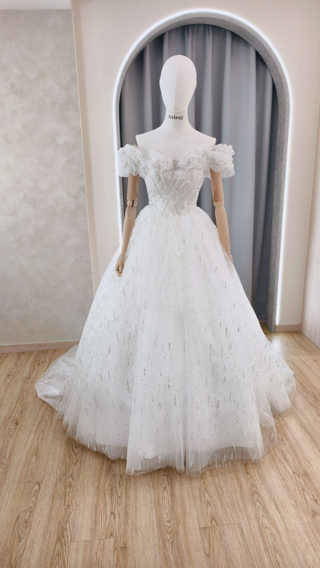 愛瑞思禮服,白紗禮服,顯瘦白色婚紗,卡肩禮服出租,仙女款禮服,集團婚禮白紗推薦